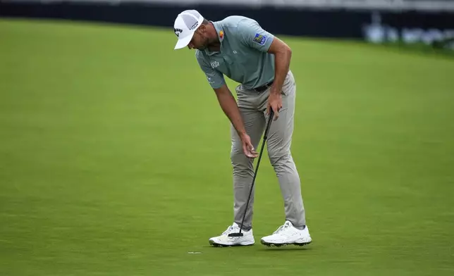 Sam Burns looks in the cup after making double bogey on the 15th hole during the final round of the U.S. Open golf tournament at Oakmont Country Club Sunday, June 15, 2025, in Oakmont, Pa. (AP Photo/Charlie Riedel)
