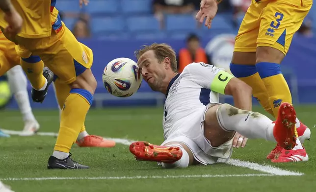 Andorra's Max Llovera, left, tries to block a shot from England's Harry Kane, center, during a World Cup 2026 group K qualifying soccer match between Andorra and England at the RCDE Stadium in Barcelona, Spain, Saturday, June 7, 2025. (AP Photo/Joan Monfort)