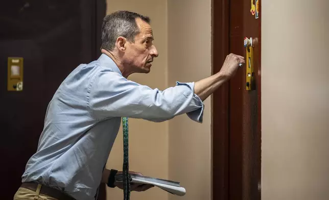Anthony Weiner knocks on a resident's door while capaigning for a seat on the New York City Council, Thursday, May 29, 2025, in New York. (AP Photo/Angelina Katsanis)