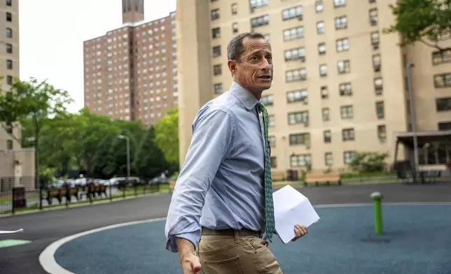 Anthony Weiner campaigns at a building in the Lower East Side, Thursday, May 29, 2025, in New York, by knocking on doors and talking to residents about his bid for New York City Council (AP Photo/Angelina Katsanis)