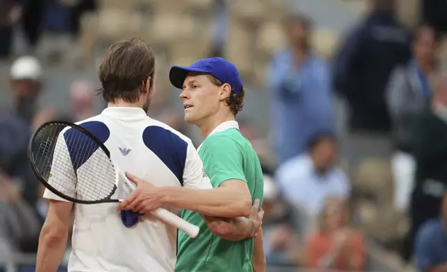 Winner Italy's Jannik Sinner, right, and Kazakhstan's Alexander Bublik hug after their quarterfinal match of the French Tennis Open at the Roland-Garros stadium in Paris, Wednesday, June 4, 2025. (AP Photo/Lindsey Wasson)
