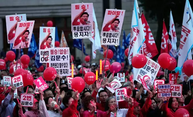 Supporters of Kim Moon Soo, presidential candidate with the People Power Party, attend his campaign rally in Seoul, South Korea, late Monday, June 2, 2025. (AP Photo/Ahn Young-joon)
