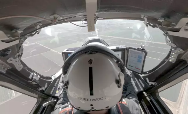 A view from Midnight’s cockpit as Archer’s Chief Test Pilot, Jeff Greenwood, flies the aircraft in Salinas, CA