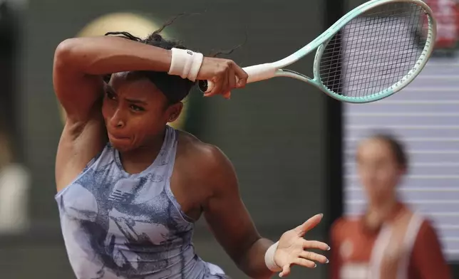 Coco Gauff of the U.S. plays a shot against Aryna Sabalenka of Belarus during their final match of the French Tennis Open at the Roland-Garros stadium in Paris, Saturday, June 7, 2025. (AP Photo/Aurelien Morissard)