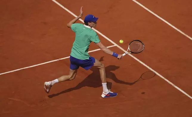 Italy's Jannik Sinner returns to Spain's Carlos Alcaraz during the final match of the French Tennis Open at the Roland-Garros in Paris, Sunday, June 8, 2025.(AP Photo/Aurelien Morissard)