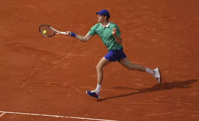 Italy's Jannik Sinner returns to Spain's Carlos Alcaraz during the final match of the French Tennis Open at the Roland-Garros in Paris, Sunday, June 8, 2025.(AP Photo/Aurelien Morissard)