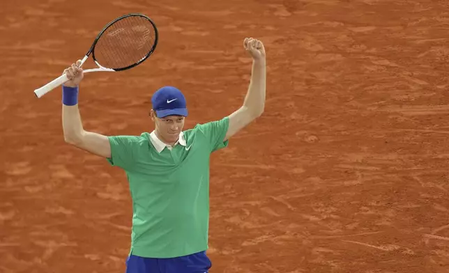 Italy's Jannik Sinner celebrates as he won the semifinal match of the French Tennis Open against Serbia's Novak Djokovic at the Roland-Garros stadium in Paris, Friday, June 6, 2025. (AP Photo/Aurelien Morissard)