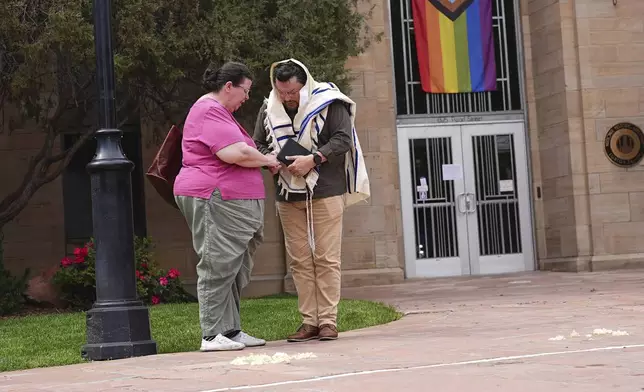 Vickie Gottlieb, left, of Greeley, Colo., joins her husband, Troy, in a prayer for victims of an attack outside of the Boulder County, Colo., courthouse Monday, June 2, 2025, in Boulder, Colo. (AP Photo/David Zalubowski)