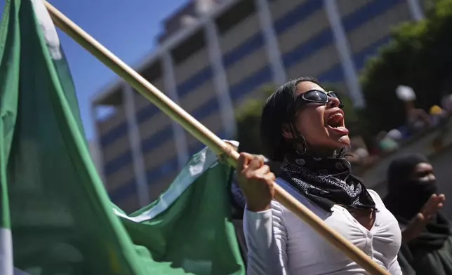 Protesters block the 101 Freeway near the metropolitan detention center of downtown Los Angeles, Sunday, June 8, 2025, following last night's immigration raid protest. (AP Photo/Eric Thayer)
