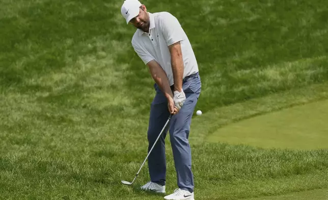 Scottie Scheffler chips onto the fourth green during the final round of the Memorial golf tournament Sunday, June 1, 2025, in Dublin, Ohio. (AP Photo/Sue Ogrocki)