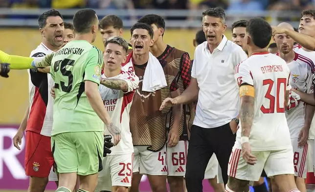 Boca Juniors' Agustin Marchesin (25) talks to Benfica manager Bruno Lage, center right, at the end of the Club World Cup group C soccer match between Boca Juniors and Benfica in Miami Gardens, Fla., Monday, June 16, 2025. (AP Photo/Rebecca Blackwell)