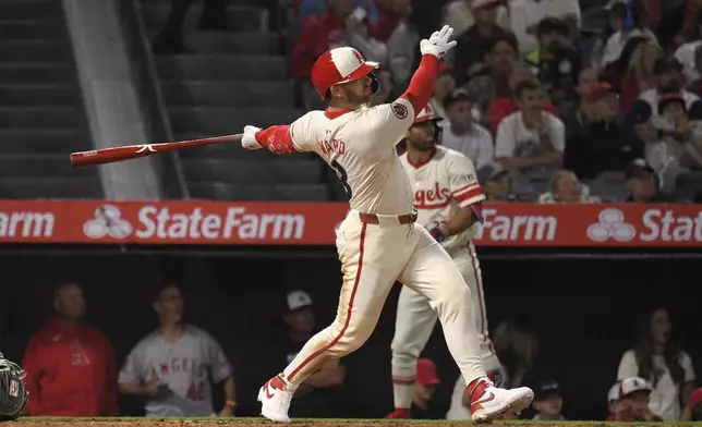 Los Angeles Angels' Taylor Ward hits an RBI double during the fifth inning of a baseball game against the Seattle Mariners, Saturday, June 7, 2025, in Anaheim, Calif. (AP Photo/Mark J. Terrill)
