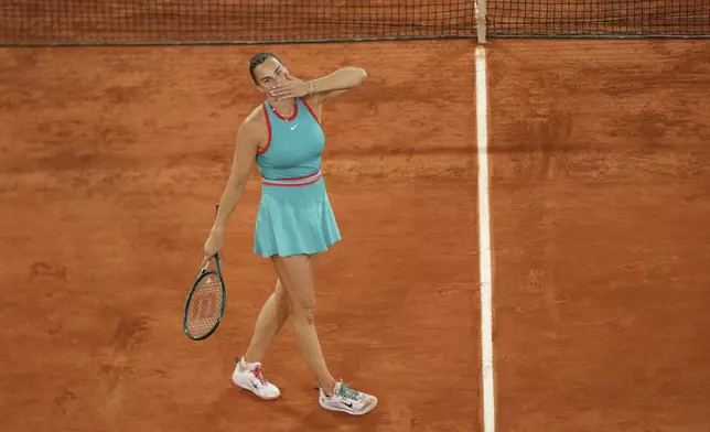 Aryna Sabalenka of Belarus celebrates as she won the semifinal match of the French Tennis Open against Poland's Iga Swiatek at the Roland-Garros stadium in Paris, Thursday, June 5, 2025. (AP Photo/Aurelien Morissard)