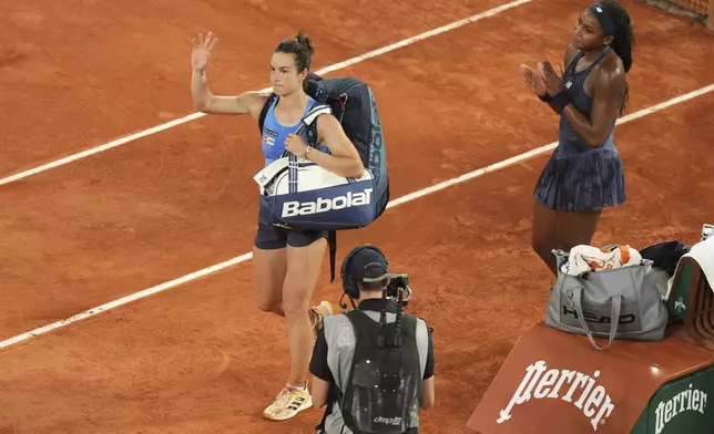 Winner Coco Gauff of the U.S., right, applauds as France's Lois Boisson leaves the court after their semifinal match of the French Tennis Open at the Roland-Garros stadium in Paris, Thursday, June 5, 2025. (AP Photo/Thibault Camus)