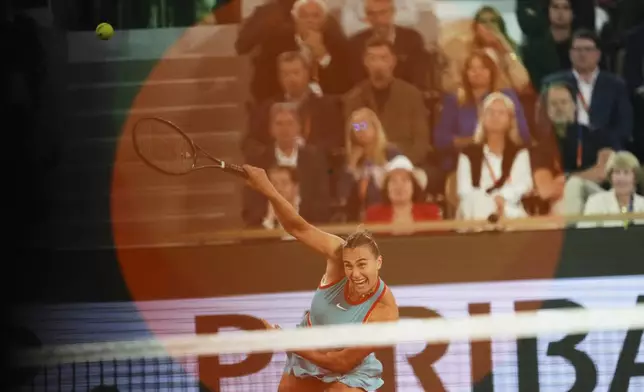 Aryna Sabalenka of Belarus serves against Poland's Iga Swiatek during their semifinal match of the French Tennis Open at the Roland-Garros stadium in Paris, Thursday, June 5, 2025. (AP Photo/Lindsey Wasson)