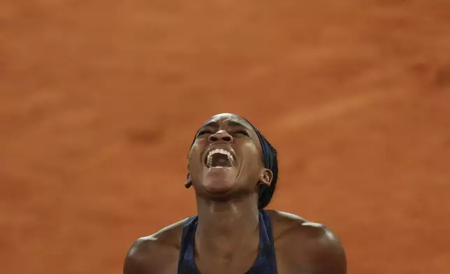 Coco Gauff of the U.S. celebrates as she won the semifinal match of the French Tennis Open against France's Lois Boisson at the Roland-Garros stadium in Paris, Thursday, June 5, 2025. (AP Photo/Aurelien Morissard)
