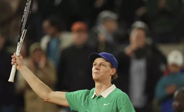 Italy's Jannik Sinner celebrates as he won the semifinal match of the French Tennis Open against Serbia's Novak Djokovic at the Roland-Garros stadium in Paris, Friday, June 6, 2025. (AP Photo/Thibault Camus)