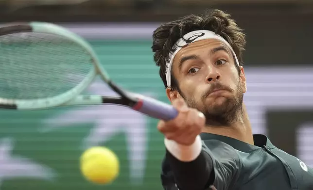 Italy's Lorenzo Musetti plays a shot against Spain's Carlos Alcaraz during their semifinal match of the French Tennis Open at the Roland-Garros stadium in Paris, Friday, June 6, 2025. (AP Photo/Christophe Ena)