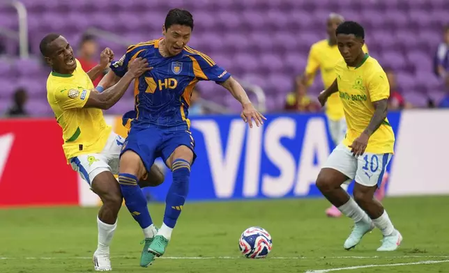 Ulsan HD's Jung Woo-young go after the ball with Mamelodi Sundowns' Iqraam Rayners and Mamelodi Sundowns' Lucas Ribeiro Costa during the Club World Cup group F soccer match between Ulsan HD and Mamelodi Sundowns in Orlando, Tuesday, June 17, 2025. (AP Photo/John Raoux)
