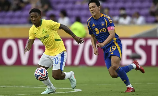 Ulsan HD's Kim Young-gwon and Mamelodi Sundowns' Lucas Ribeiro Costa chase the ball during the Club World Cup group F soccer match between Ulsan HD and Mamelodi Sundowns in Orlando, Tuesday, June 17, 2025. (AP Photo/Phelan M. Ebenhack)