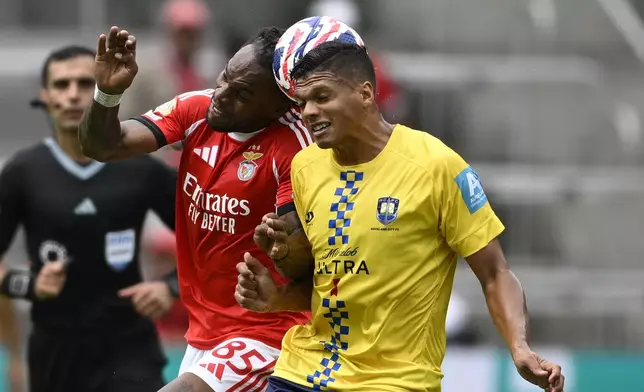 Benfica's Renato Sanches, left, and Auckland City's Ryan De Vries fight for the ball during the Club World Cup Group C soccer match between Benfica and Auckland City in Orlando, Fla., Friday, June 20, 2025. (AP Photo/Phelan Ebenhack)
