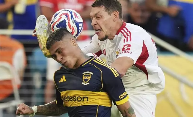 Benfica's Andrea Belotti (19) and Boca Juniors' Ayrton Costa battle for the ball during the Club World Cup group C soccer match between Boca Juniors and Benfica in Miami Gardens, Fla., Monday, June 16, 2025. (AP Photo/Rebecca Blackwell)