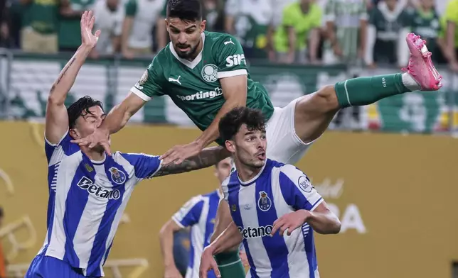 Palmeiras' Jose Manuel Lopez collides with Porto's Ze Pedro, left, during the second half of a Club World Cup group A soccer match, Sunday, June 15, 2025, in East Rutherford, N.J. (AP Photo/Adam Hunger)