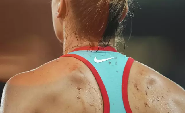The clay stuck to the back of Belarus' Aryna Sabalenka after a fall during the semifinal match of the French Tennis Open against Poland's Iga Swiatek at the Roland-Garros stadium in Paris, Thursday, June 5, 2025. (AP Photo/Lindsey Wasson)
