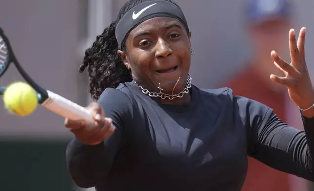 United States' Hailey Baptiste returns the ball to Japan's Nao Hibino during their second round match of the French Tennis Open, at the Roland-Garros stadium, in Paris, Thursday, May 29, 2025. (AP Photo/Christophe Ena)