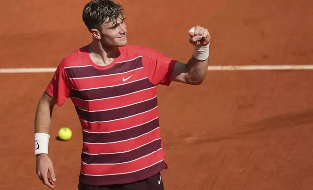Britain's Jack Draper celebrates beating Brazil's Joao Fonseca during their third round match of the French Tennis Open, at the Roland-Garros stadium, in Paris, Saturday, May 31, 2025. (AP Photo/Thibault Camus)