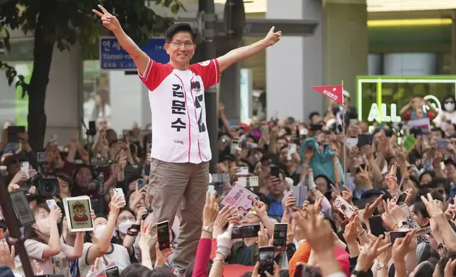 South Korea's People Power Party's presidential candidate Kim Moon Soo, gestures during a presidential election campaign in Seoul, South Korea, Sunday, June 1, 2025. (AP Photo/Lee Jin-man)