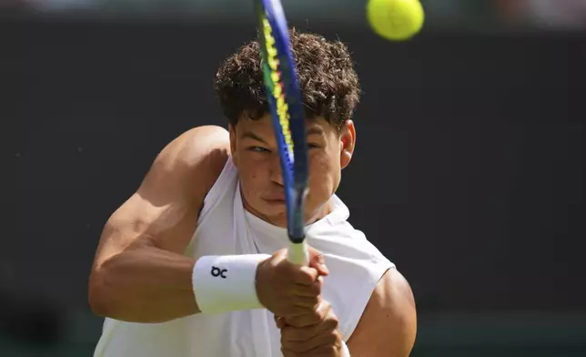 Ben Shelton of the U.S. plays a return to Lorenzo Sonego of Italy during the men's singles fourth round match at the Wimbledon Tennis Championships in London, Monday, July 7, 2025.(AP Photo/Kirsty Wigglesworth)