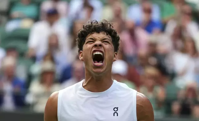 Ben Shelton of the U.S. reacts during the men's singles fourth round match against Lorenzo Sonego of Italy at the Wimbledon Tennis Championships in London, Monday, July 7, 2025.(AP Photo/Kirsty Wigglesworth)