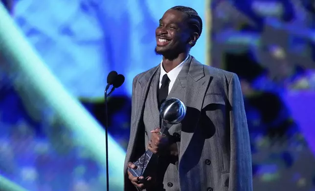 Shai Gilgeous-Alexander smiles after winning the Best Athlete Men's Sports award at the ESPY Awards at the Dolby Theatre in Los Angeles, Wednesday, July 16, 2025. (AP Photo/Mark J. Terrill)