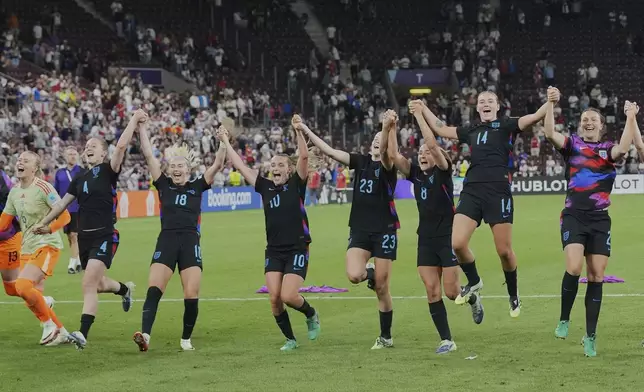 England's Chloe Kelly, 3rd from left, celebrates with her team after winning the Women's Euro 2025 semifinals soccer match between England and Italy at Stade de Geneve in Geneva, Switzerland, Tuesday, July 22, 2025. (AP Photo/Martin Meissner)