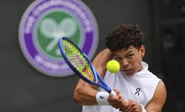 Ben Shelton of the U.S. plays a return to Lorenzo Sonego of Italy during the men's singles fourth round match at the Wimbledon Tennis Championships in London, Monday, July 7, 2025.(AP Photo/Kirsty Wigglesworth)