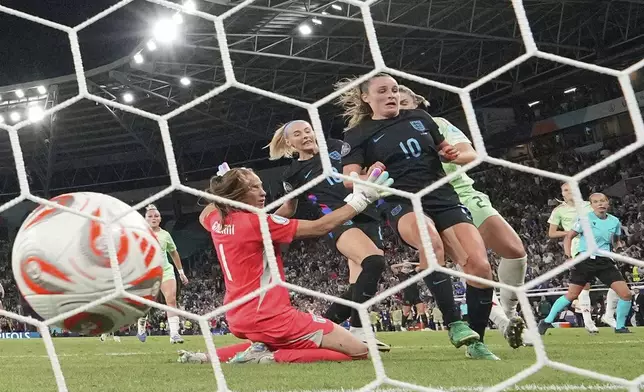 England's Chloe Kelly, center, scores her side's second goal during the Women's Euro 2025 semifinals soccer match between England and Italy at Stade de Geneve in Geneva, Switzerland, Tuesday, July 22, 2025. (AP Photo/Martin Meissner)