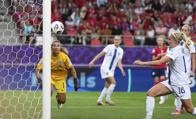 The players watch the ball as Norway's Caroline Graham, background right, scores her side's second goal during the Euro 2025, group A, soccer match between Norway and Finland at Stade de Tourbillon in Sion, Switzerland, Sunday, July 6, 2025. (AP Photo/Alessandra Tarantino)