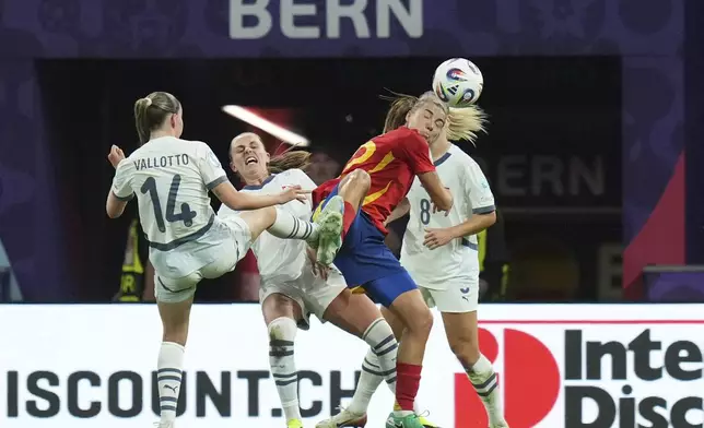 Spain's Patri Guijarro fights for the ball with Switzerland's Smilla Vallotto, left, during the Women's Euro 2025 quarterfinals soccer match between Spain and Switzerland at Stadion Wankdorf in Bern, Switzerland, Friday, July 18, 2025. (AP Photo/Alessandra Tarantino)