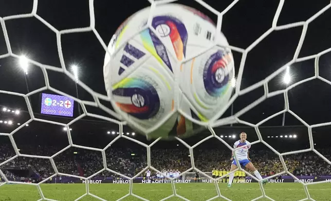 England's Lucy Bronze scores a penalty past Sweden goalkeeper Jennifer Falk during a shootout of the Women's Euro 2025 quarterfinals soccer match between Sweden and England at Stadion Letzigrund in Zurich, Switzerland, Thursday, July 17, 2025. (AP Photo/Martin Meissner)