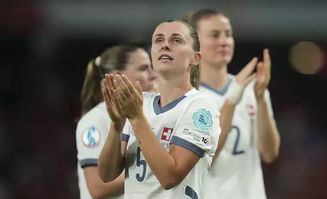 Switzerland's Noelle Maritz applauds the fans at the end of the Women's Euro 2025 quarterfinals soccer match between Spain and Switzerland at Stadion Wankdorf in Bern, Switzerland, Friday, July 18, 2025. (AP Photo/Alessandra Tarantino)
