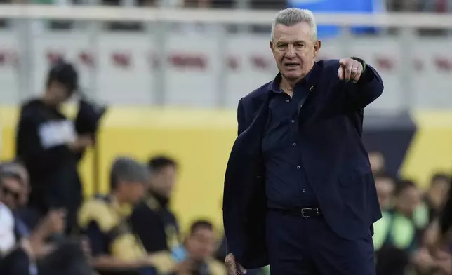 Mexico head coach Javier Aguirre gestures during the first half of a CONCACAF Gold Cup semifinal soccer match against Honduras, Wednesday, July 2, 2025, in Santa Clara, Calif. (AP Photo/Godofredo A. Vásquez)