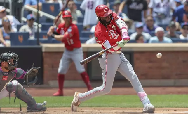 Cincinnati Reds' Elly De La Cruz (44) hits an RBI single in the first inning of a baseball game against the New York Mets, Sunday, July 20, 2025, in New York. (AP Photo/Heather Khalifa)