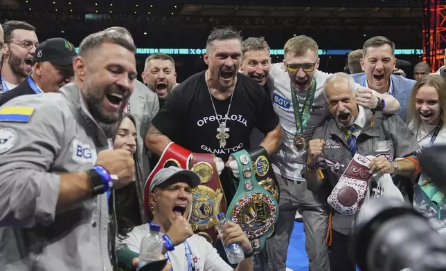 Ukraine's Oleksandr Usyk celebrates winning the undisputed world heavyweight boxing title fight against Britain's Daniel Dubois in London, Saturday, July 19, 2025. (AP Photo/Frank Augstein)