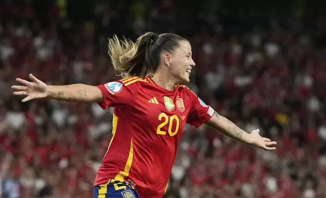 Spain's Claudia Pina celebrates after scoring her side's second goal during the Women's Euro 2025 quarterfinals soccer match between Spain and Switzerland at Stadion Wankdorf in Bern, Switzerland, Friday, July 18, 2025. (AP Photo/Alessandra Tarantino)