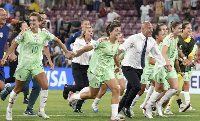 Italy head coach Andrea Soncin, center right, celebrates with the players at the end of the Women's Euro 2025 quarterfinals soccer match between Norway and Italy at Stade de Geneve in Geneva, Switzerland, Wednesday, July 16, 2025. (AP Photo/Alessandra Tarantino)
