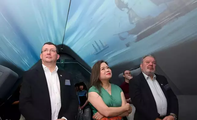 HKSAR Government Secretary for Culture, Sports and Tourism Rosanna Law (centre), Club Steward Nicholas Hunsworth (right), Club Steward Andrew Weir (left) join a guided tour to learn more about the plaza’s design concept.