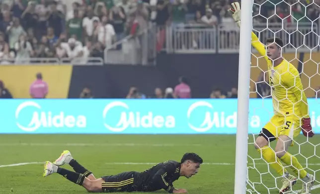 Mexico midfielder Edson Álvarez, left, celebrates after scoring as United States goalkeeper Matthew Freese (25) reacts to the play in the second half of the CONCACAF Gold Cup final soccer match in Houston, Sunday, July 6, 2025. (AP Photo/Ashley Landis)
