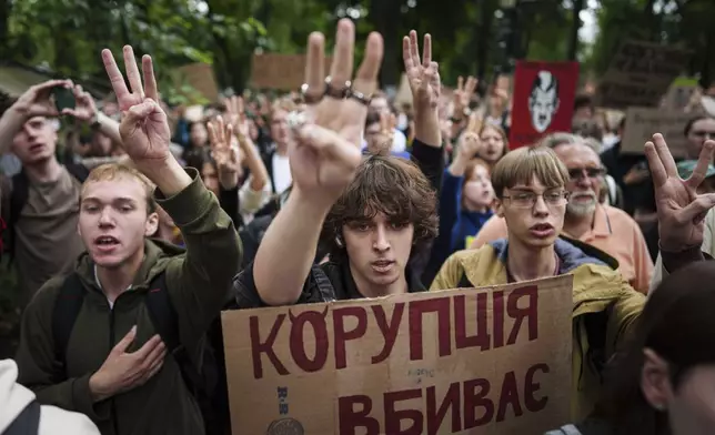 Participants gather at a protest against a law targeting anti-corruption institutions in front of the Ukrainian parliament in Kyiv, Ukraine, Thursday, July 31, 2025. (AP Photo/Evgeniy Maloletka)