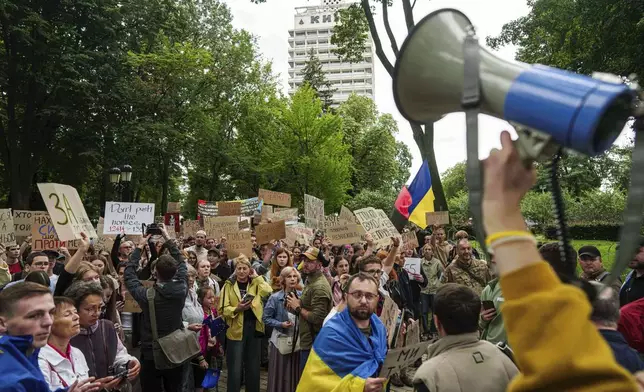 Participants gather at a protest against a law targeting anti-corruption institutions in front of the Ukrainian parliament in Kyiv, Ukraine, Thursday, July 31, 2025. (AP Photo/Evgeniy Maloletka)
